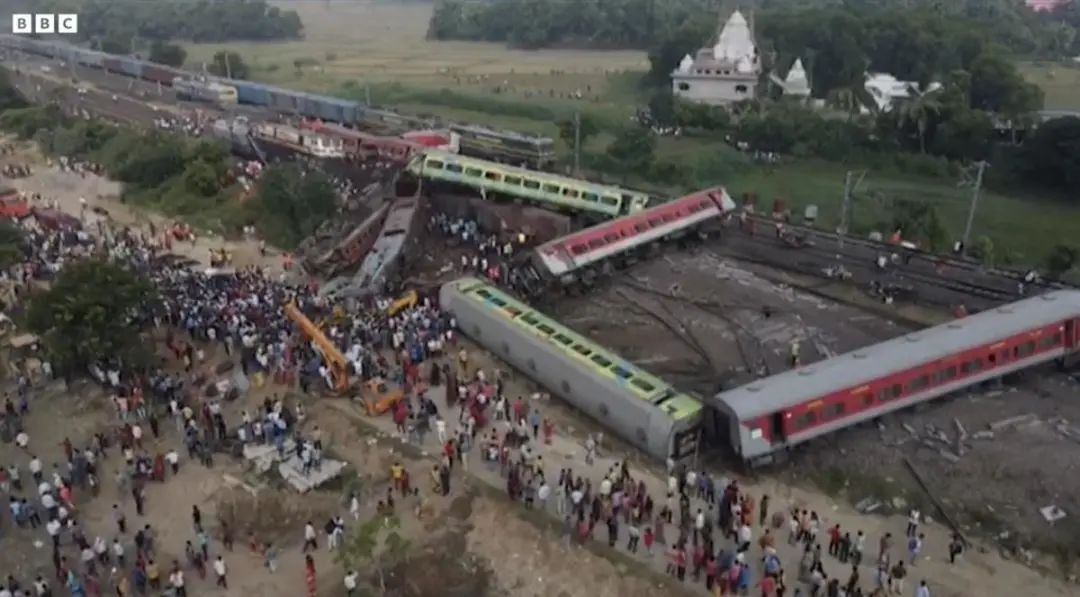 印度列车相撞事故致上千人死伤，悲剧是如何发生的？
