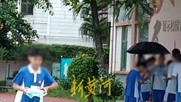 未在校内订餐学生被赶出教室淋雨吃饭？涉事中学：正在调查中，教育局已介入 壹周评讯