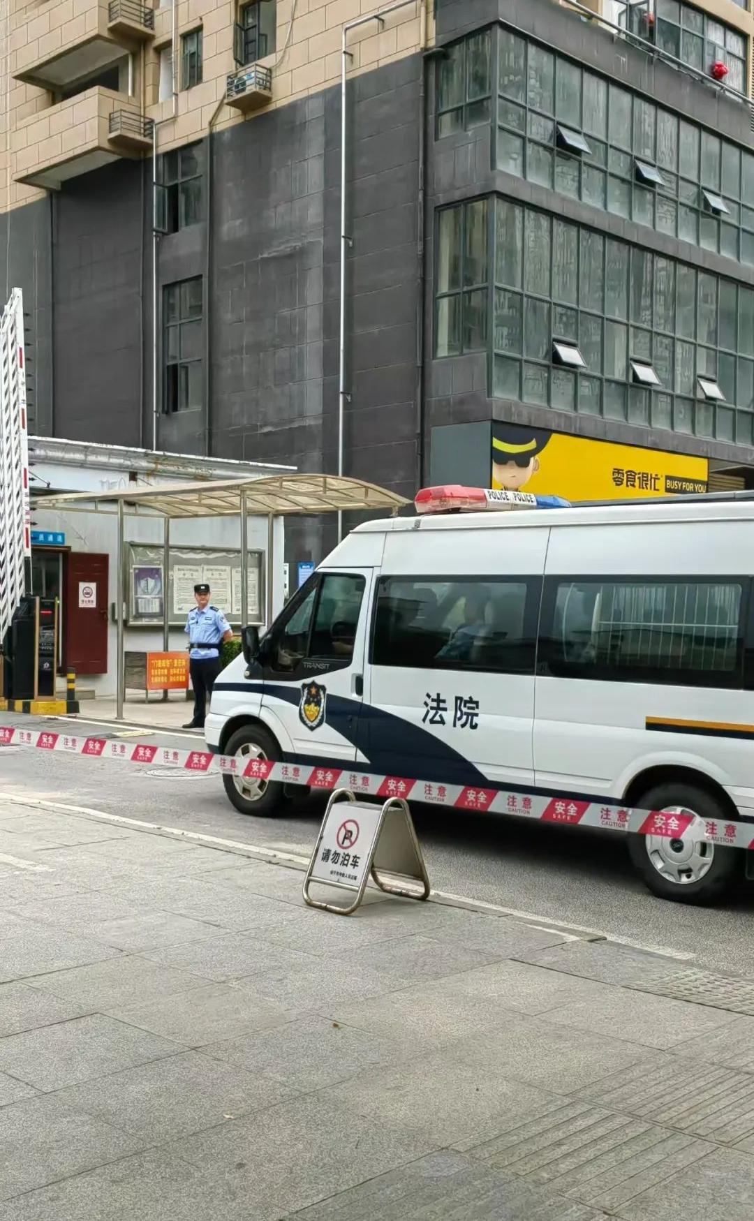 李铁案二审今日宣判，押送警车已进入法院